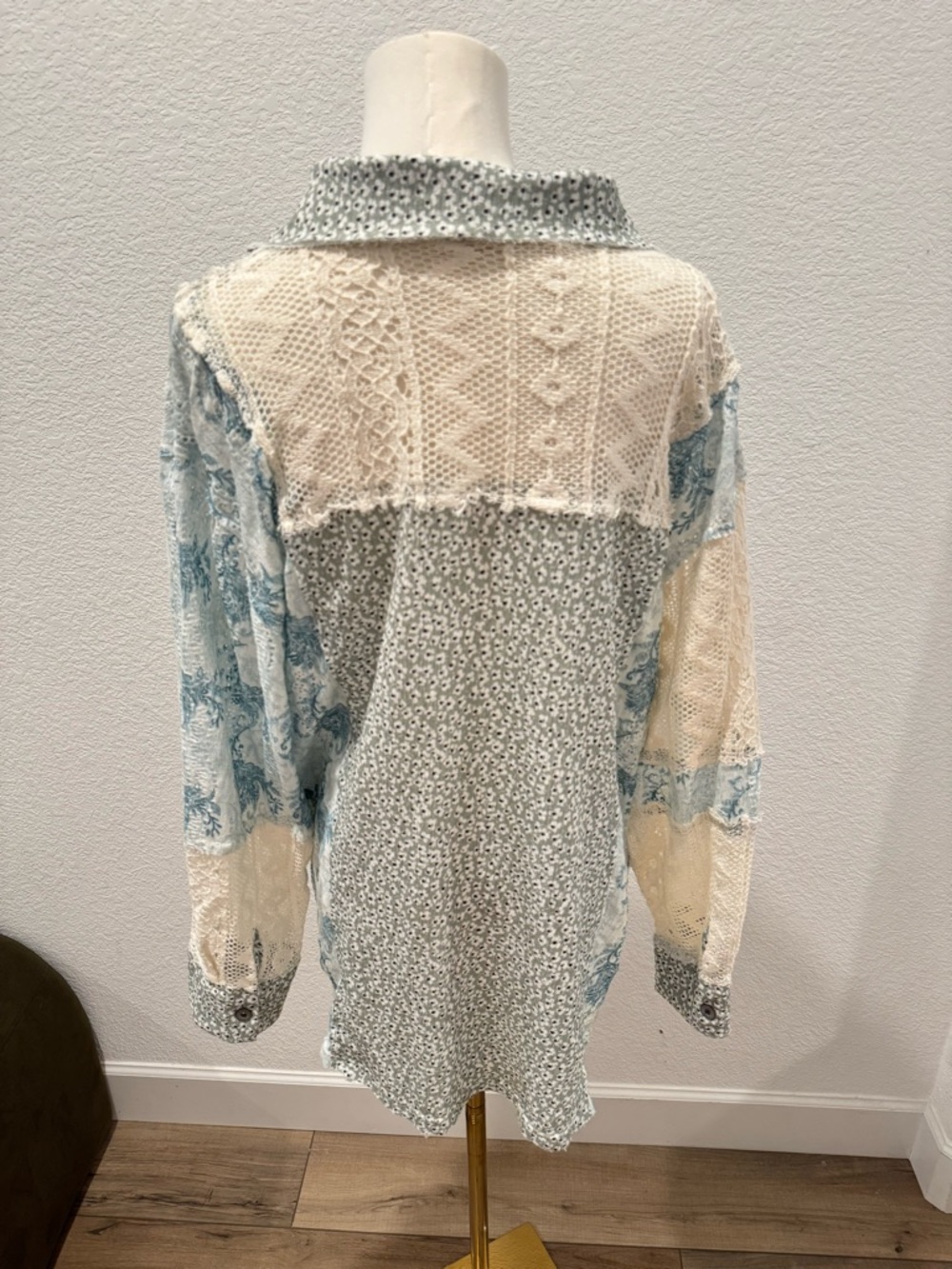 POL Green Blue floral Cream Lace Semi Sheer button up shirt size medium - Picture 7 of 7